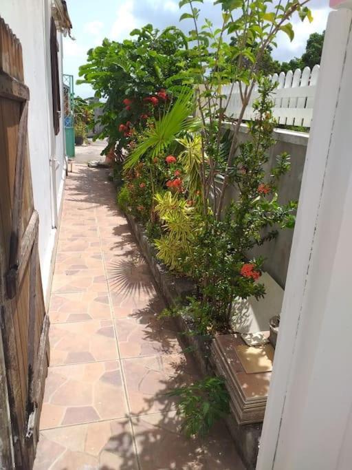 Maison Creole Chaleureuse Avec Stationnement Le Gosier  Extérieur photo
